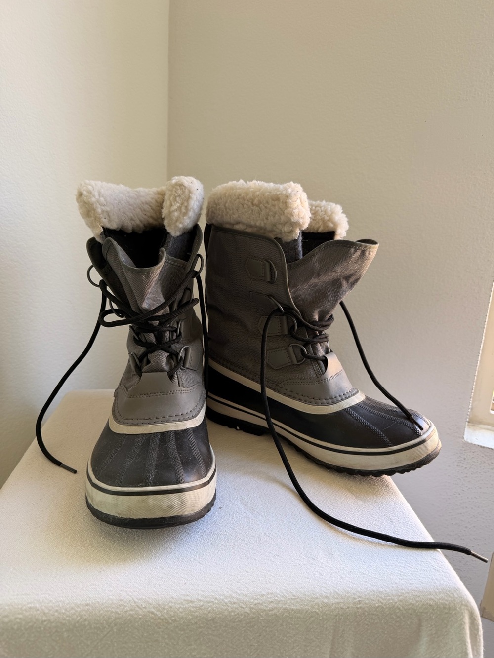 Sorel Insulated Winter Snow Boots in Gray and Black